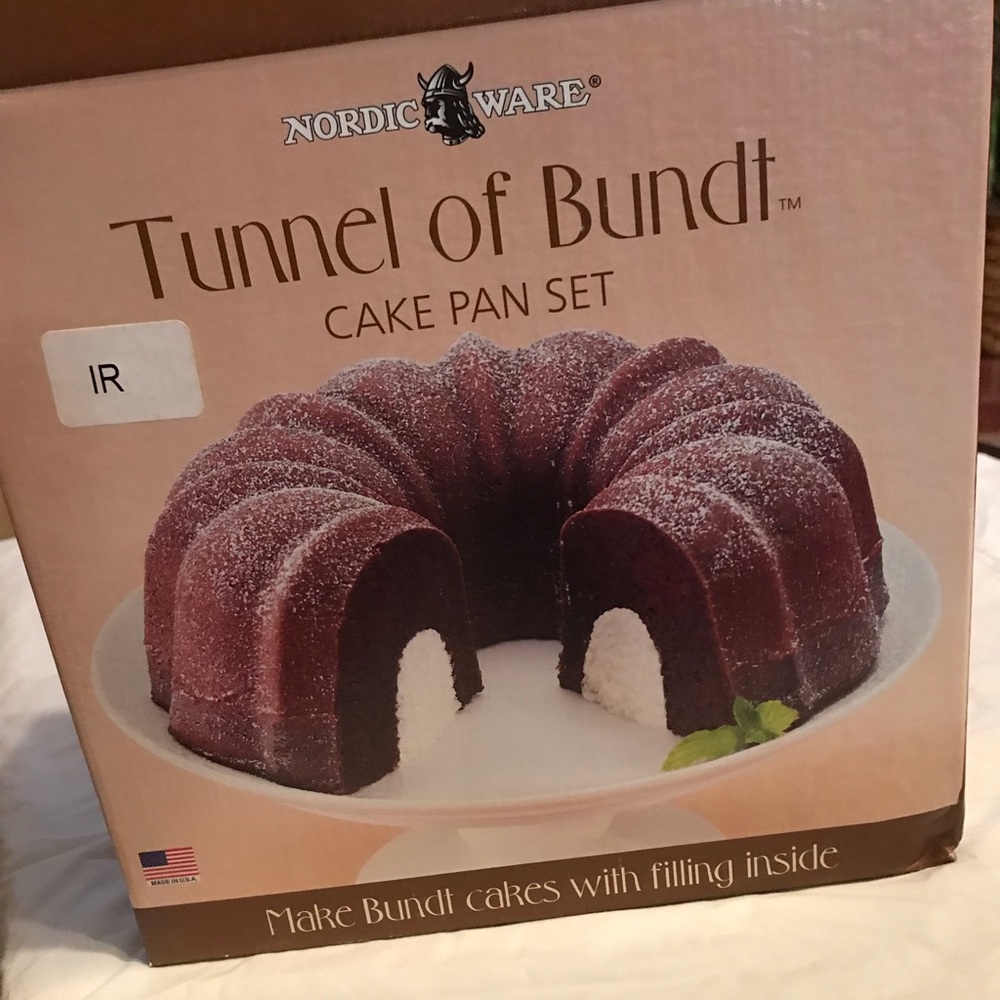 Tunnel of Bundt cake pan set